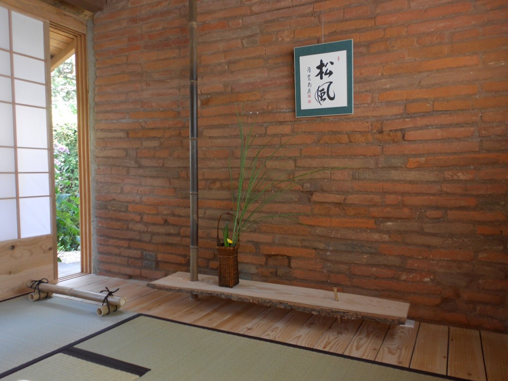 dans le "tokonoma", un chabana de feuilles de Miscanthus et une fleur de crocus. La calligraphie offerte par Mariko du temple Engakuji: "Matsu Kaze": le vent dans les pins