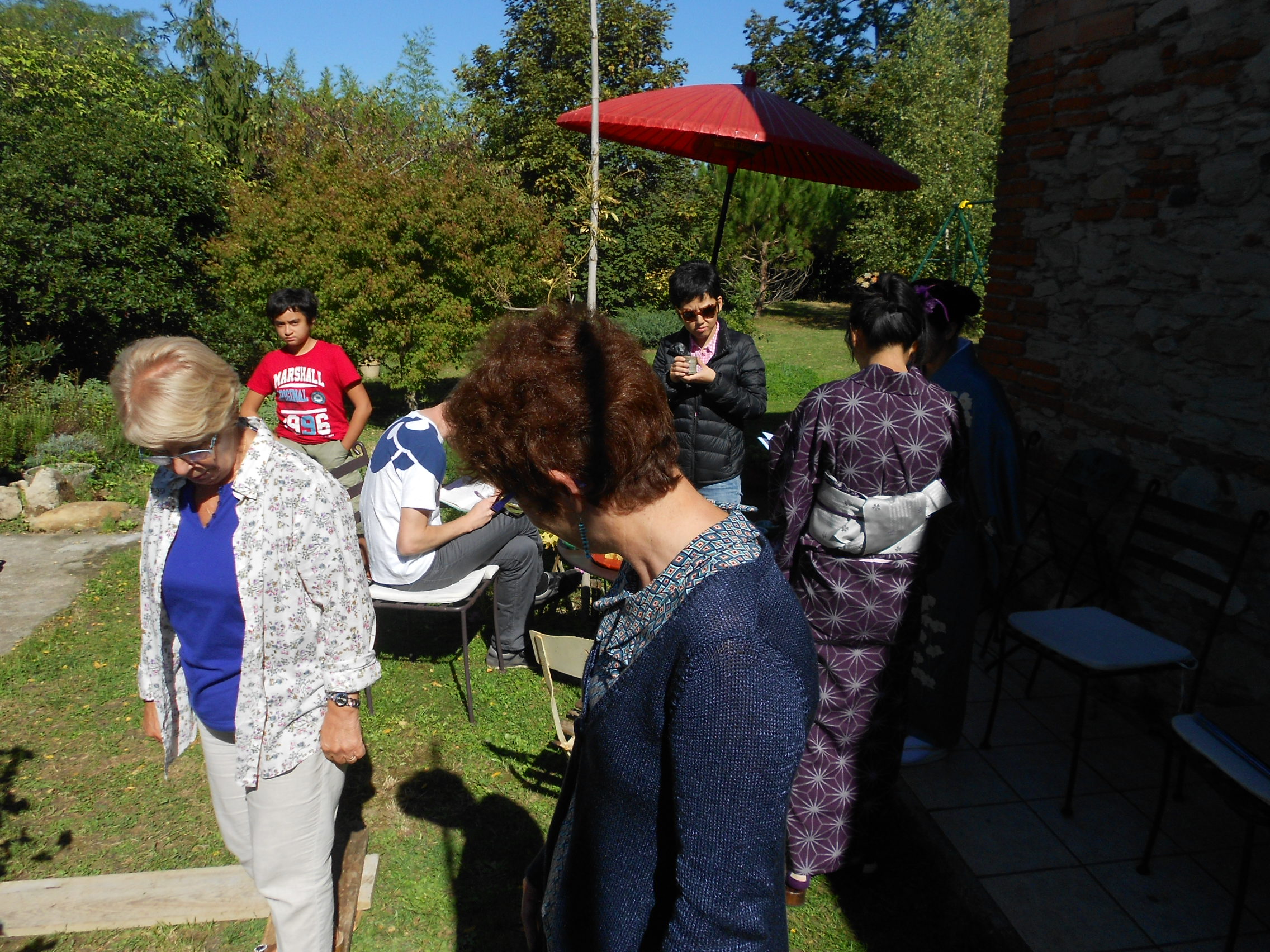 ambiance très conviviale autour de quelques gâteaux, en attendant le signal