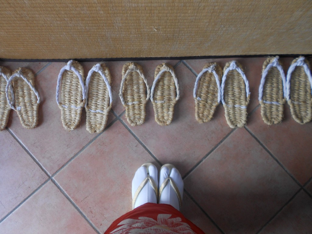 les "zôri" en paille pour les invités