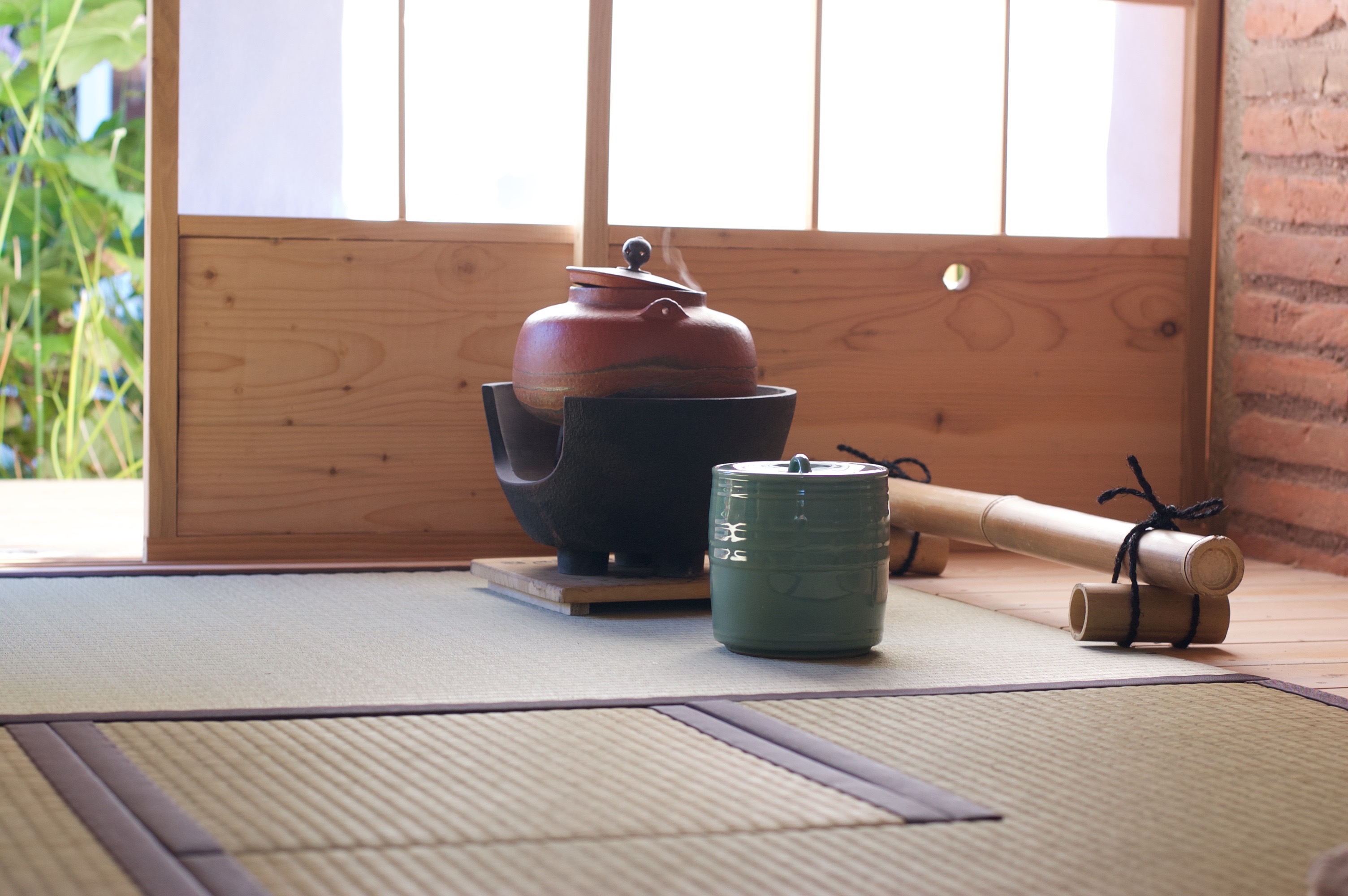 la bouilloire "kama" et le pot à eau froide "mizusashi"