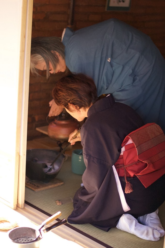 préparation des charbons dans le foyer "furo"