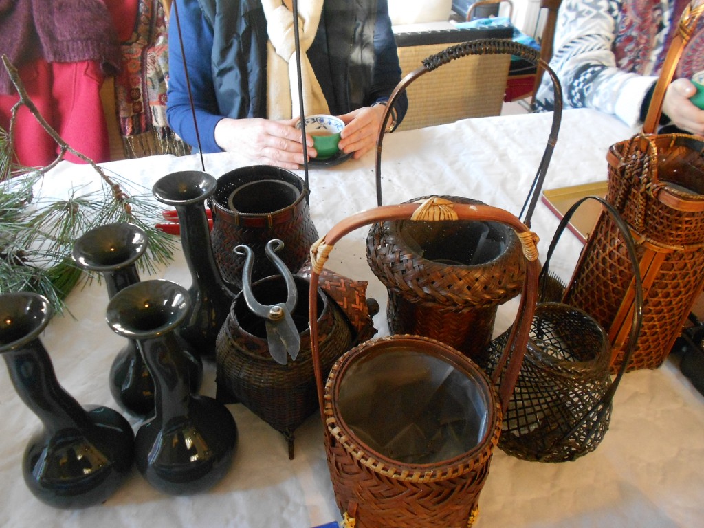 mise en place...vases, paniers et sécateurs