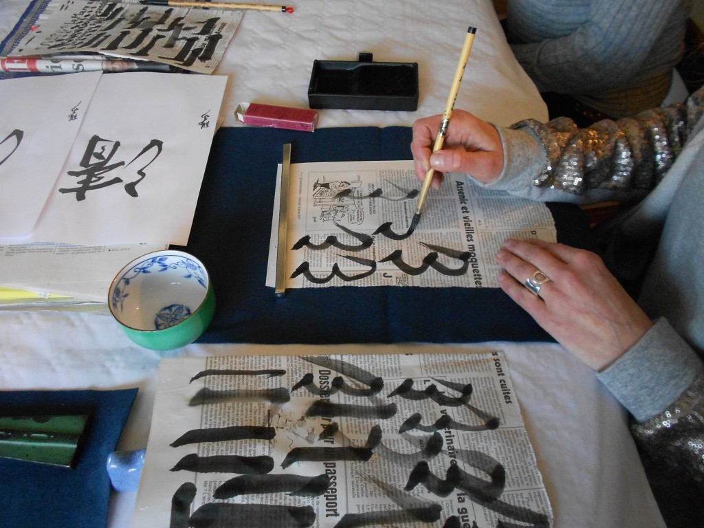 étape 1: calligraphier la partie gauche du caractère: l'eau