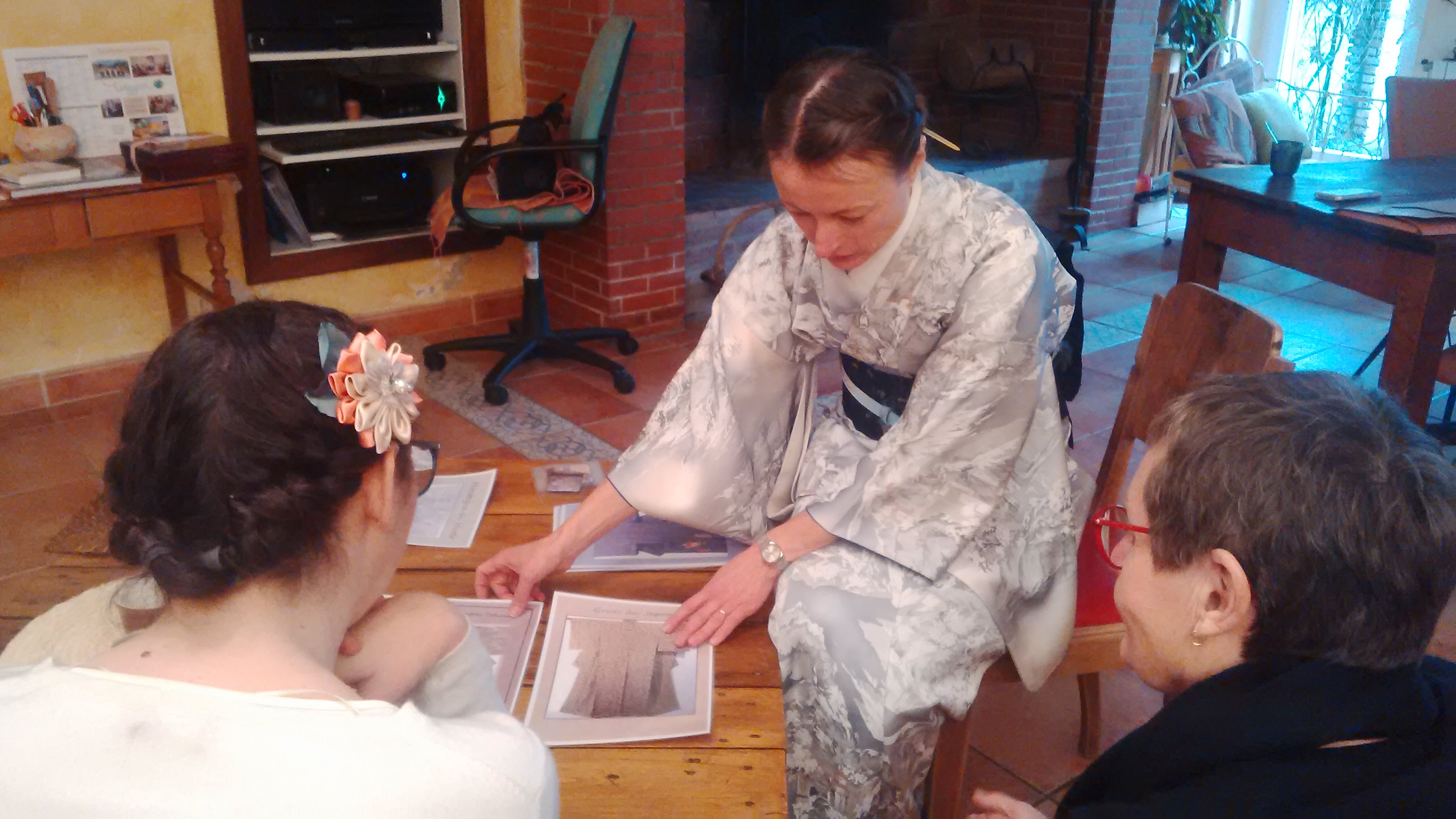 Anne-Laure (à gauche) avait confectionné pour l'occasion un kanzashi (ornement pour la chevelure) dans des tons de pêche... ce qui orientera le choix de son kimono et autres accessoires....