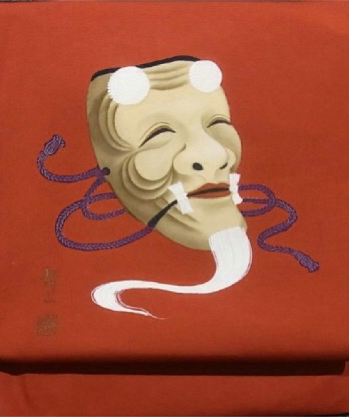 Nagoya Obi, en soie Shioze (Les fils de trame plus lourds ont tendance à recouvrir la chaîne et à créer un aspect "strié" distinctif dans le tissu fini), motif de masque de Théâtre Nô. Ce masque « Okina » qui  représente la vieillesse est le  masque le plus ancien de ce théâtre. Il est inscrit au patrimoine culturel immatériel de l’humanité de l’UNESCO. Il  est peint à la main. La signature de l’artiste est visible sur le O-taiko (noeud en tambour) quand la ceinture est nouée sur le dos.