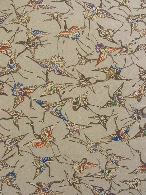 Kimono de type Komon (petits motifs) sur toute la surface du kimono. Soie de couleur douce très " wabi-sabi " sur laquelle des milliers de grues volent gracieusement.