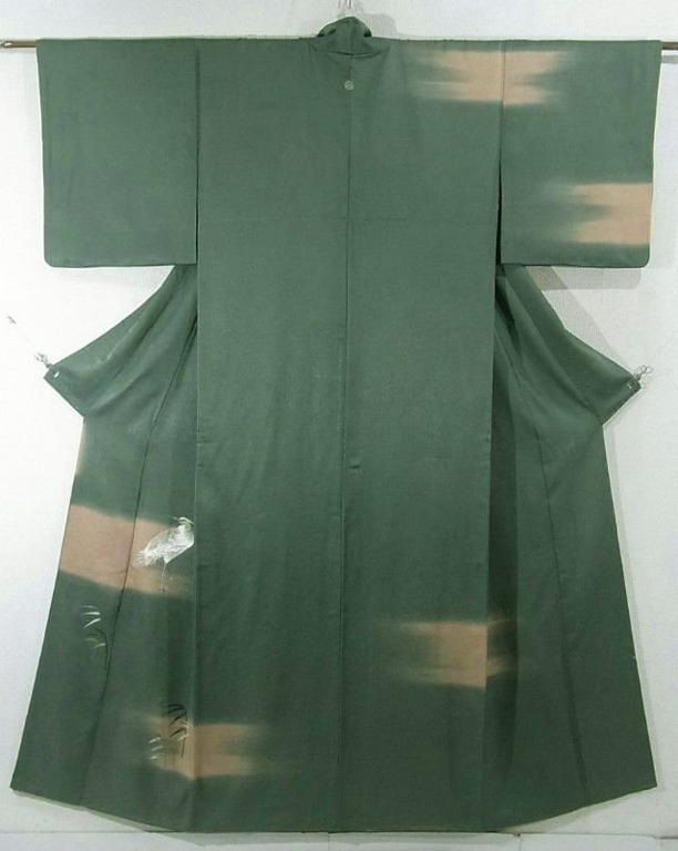 Kimono de soie exquise, vert forêt avec un héron de neige entièrement brodé. Des brumes  aux reflets dorés rehaussent ce kimono de type Hômongi. (kimono de visite)