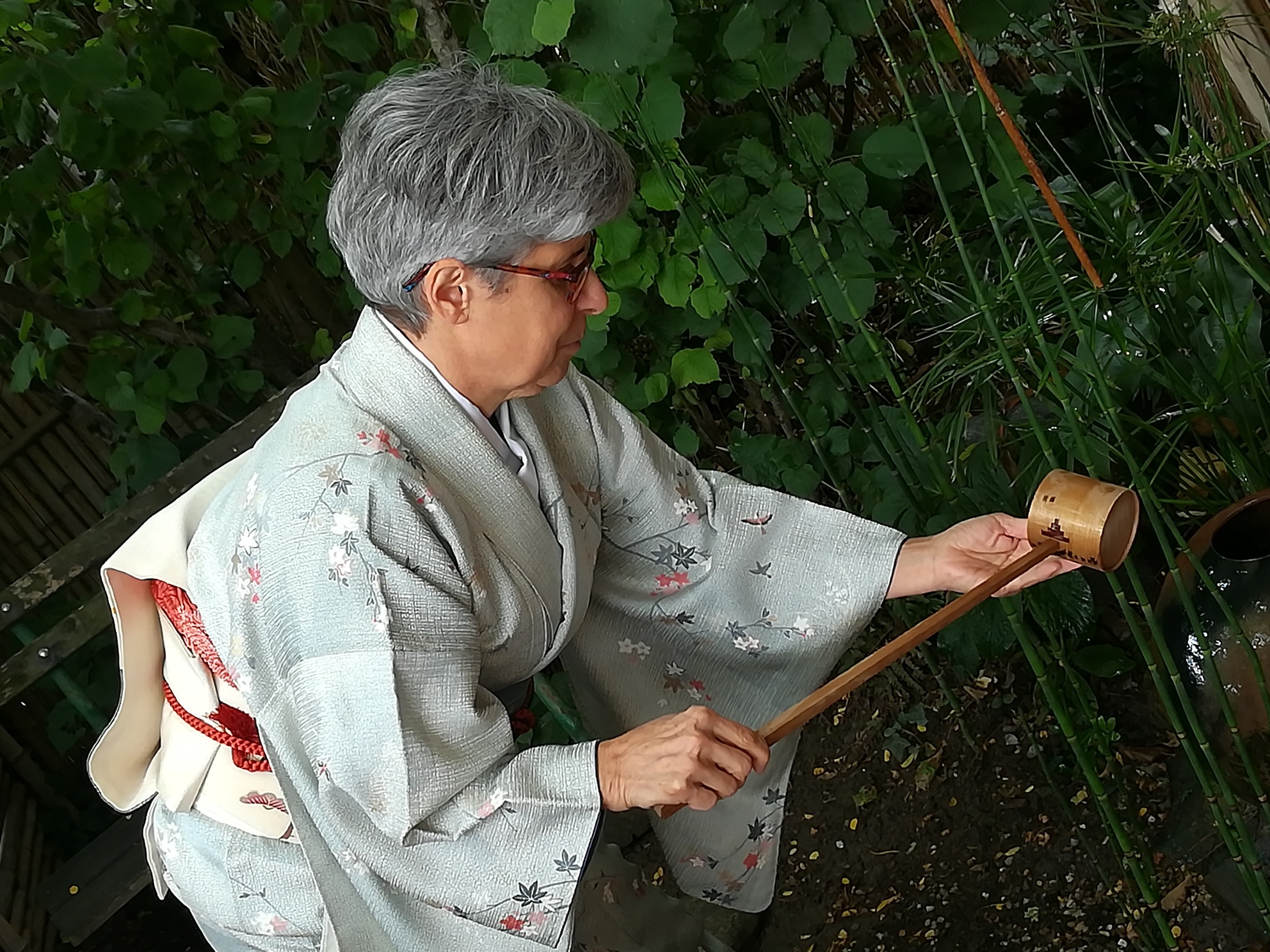 Catherine et Anita très concentrées au Tsukubai