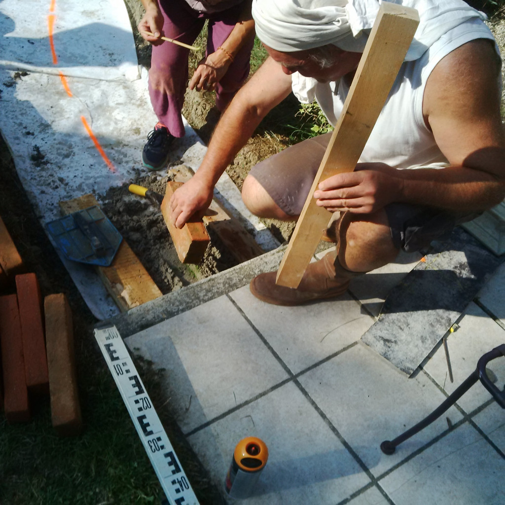 pose de la première brique - sur un peu de matcha!