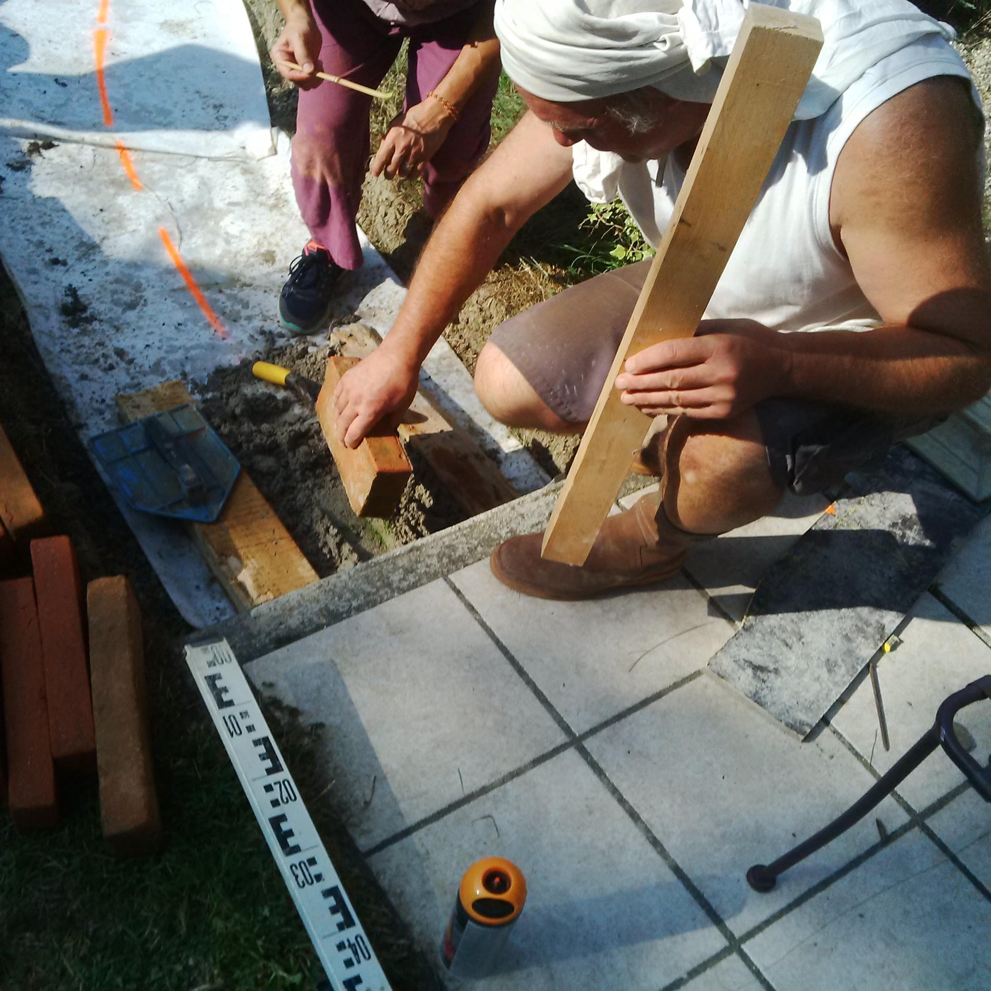 pose de la première brique - sur un peu de matcha!